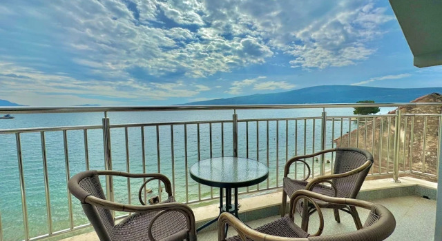 Семейные апартаменты с видом на море Seaside Apartments Zlokovic