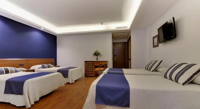 Четырёхместный номер Hotel Puerto Bahía & Spa