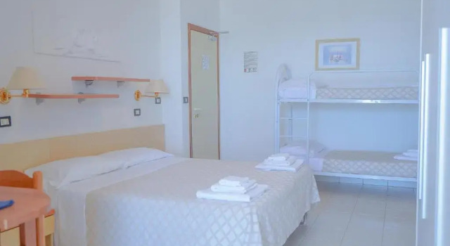 Четырёхместный номер Standard с видом на море Hotel Continental