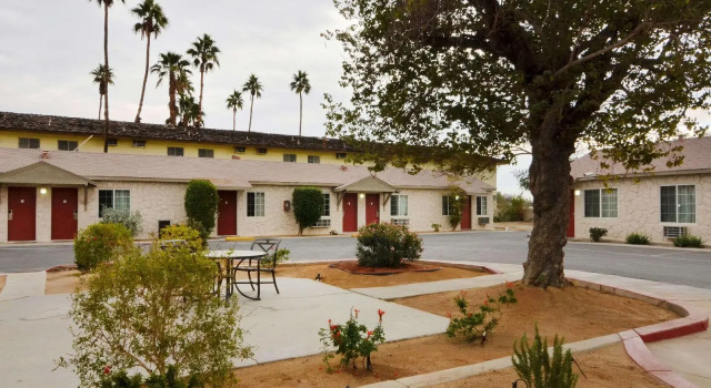 Кровать в общем номере Rodeway Inn and Suites near Coachella