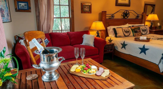 Люкс Luxury Equinox Inn at Canyon Lake