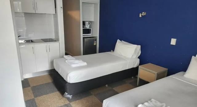 Четырёхместный номер Standard Albion Hotel