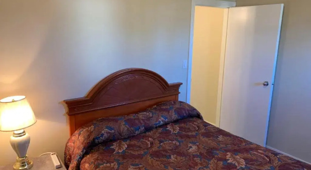 Двухместный люкс Red Deer Inn & Suites