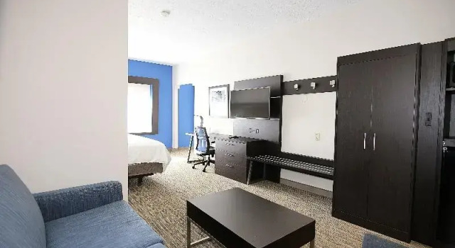 Люкс Standard Holiday Inn Express Hotel & Suites Ashland by IHG