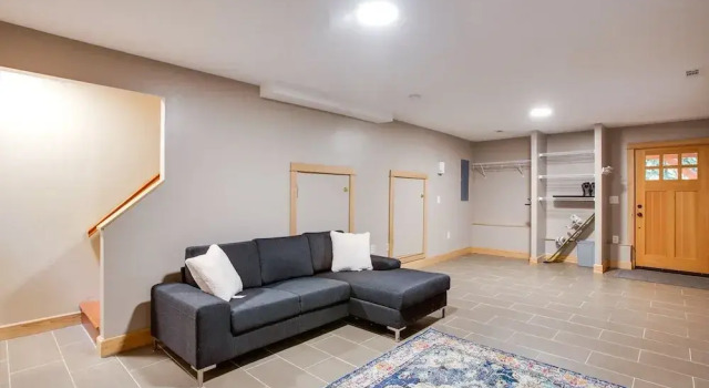 69SL - Upscale - Hot Tub - Wi-Fi - BBQ - Sleeps 8, Buchen Sie Ferienhaus Hotels in Glacier mit Parkplatz, Parkplätze