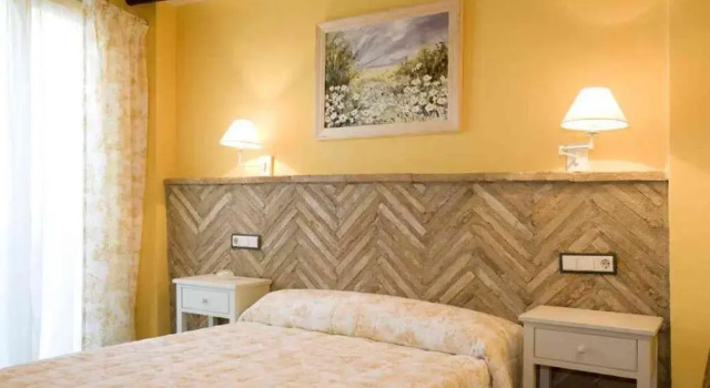 Hotel Rural El Pilaret, Rezervați Bed and Breakfast Azanuy-Alins 