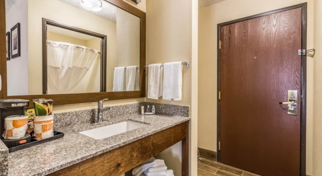 Двухместный люкс с балконом Comfort Inn Norwalk - Sandusky