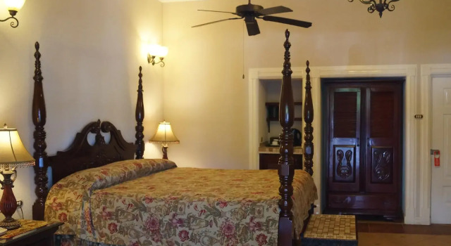 Hotel Four Seasons, Rezerwuj Hotel Hotele 3-gwiazdkowe w Kingston, 3*