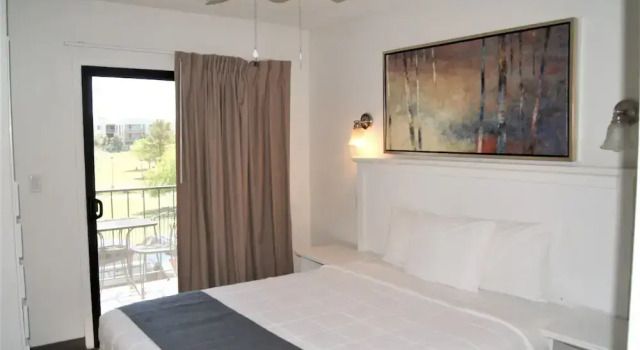 Апартаменты Scottsdale's premium short term getaway, Fully furnished 1 bedroom homes, FREE Golf, cable, utilities, Wi-Fi, parking, pool, and bike trails- Unit 241 by RedAwning