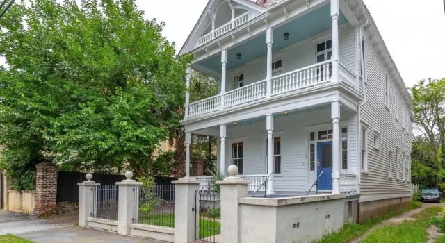 Historic Downtown Home Close to Everything!, Забронировать Дом для отпуска Коттеджи Исторического района, Коттедж