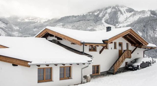 Коттедж с балконом Sunny Alpine Apartment by the Slopes