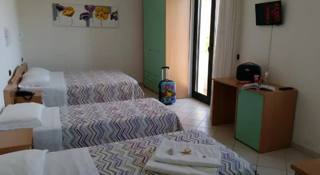 Четырёхместный номер Standard с балконом Hotel Marebello