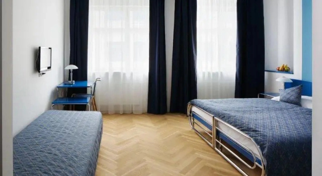 Standard Dreier Zimmer mit Balkon AXA Hotel