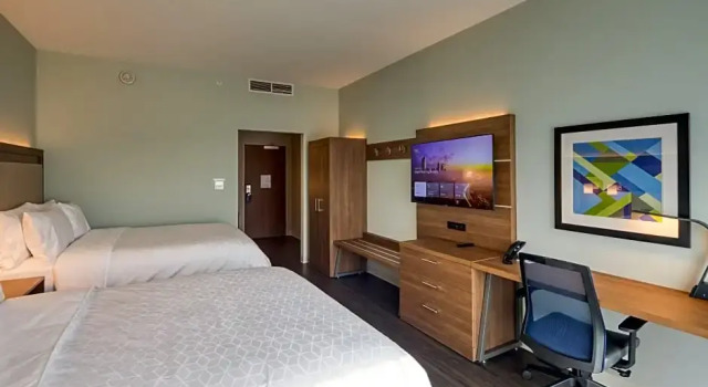 Четырёхместный номер Standard с балконом Holiday Inn Express & Suites - Charlotte - South End by IHG