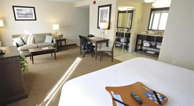 Полулюкс Hampton Inn & Suites Saint John