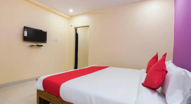 OYO 45058 V-Hotel, Rezerwuj Hotel Karimnagar Telangana