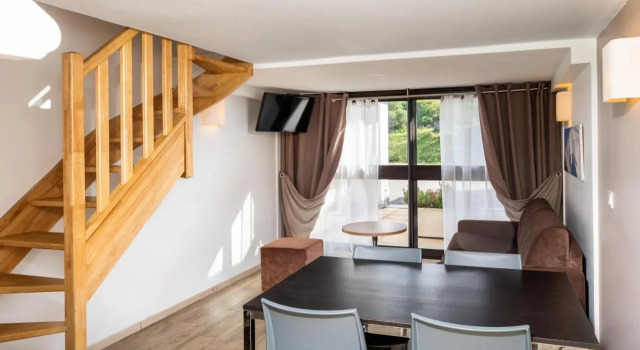 SOWELL RESIDENCES Pierre Blanche, Book Hotel Hoteller i Rhône-Alps med pool, Swimmingpool