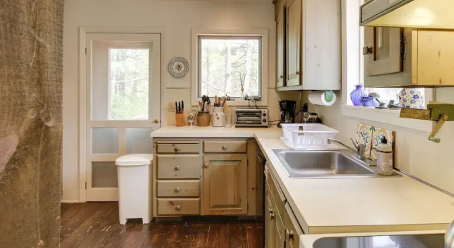 Serene Salisbury Rental Home on 26 Acres w/ Deck!, 予約 ホテル ソールズベリー Connecticut