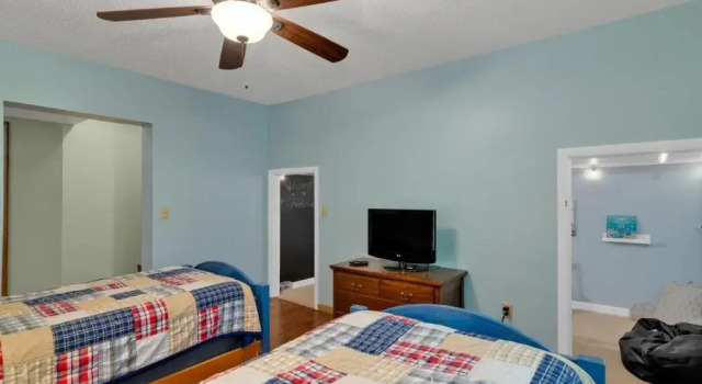 Creekside Falls Cabin - 3 bedroom /3 bathroom /2 family rooms / hot tub / wifi