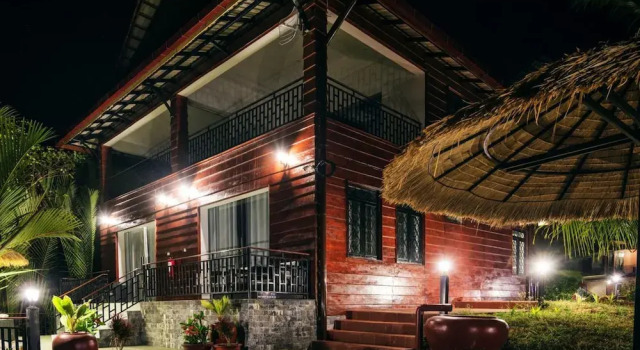 Четырёхместный семейный номер Standard с балконом Villa Vedici