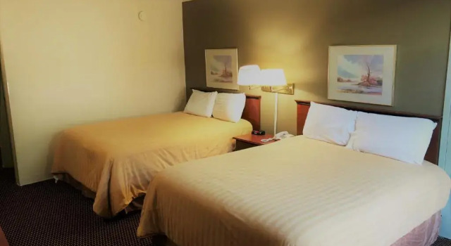 Четырёхместный номер Standard Norwood Inn Worthington