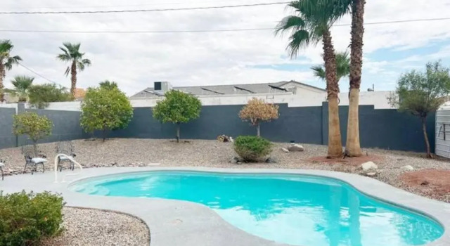 Коттедж Spacious Getaway! Pool, Spa, Sleeps 9