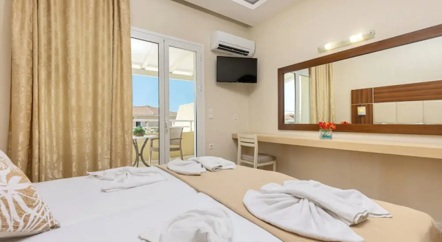 Номер Superior с балконом и с видом на бассейн Esperia Hotel