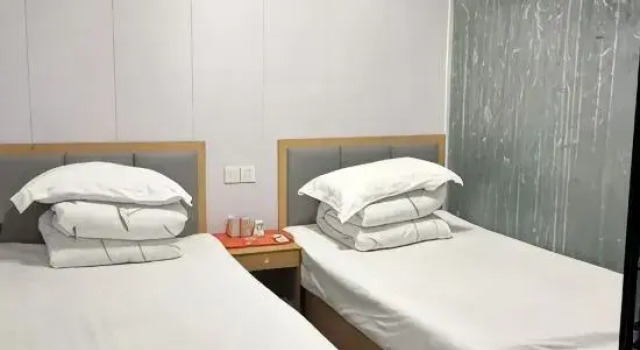 Кровать в общем номере (мужской номер) Fengjie County Hotel, Shanghai