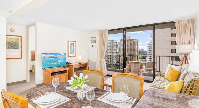 Семейные апартаменты c 1 комнатой с балконом и с видом на горы Waikiki Sunset Close to Beach with Parking