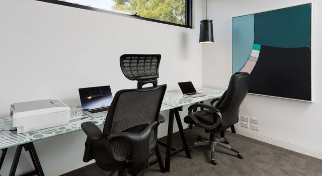 LOLA Sophisticated 3 Level Stunner with Private Rooftop, Забронировать Отель Коллингвуд Мельбурн