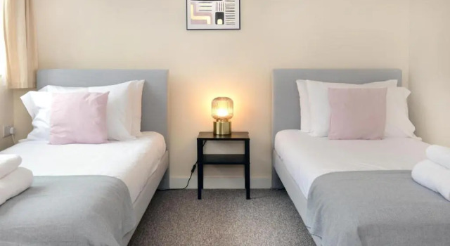 City centre 4 bedroom town house with parking, Забронировать Отель Саутгемптон Хэмпшир, рядом с Театр Nuffield Southampton, NST City