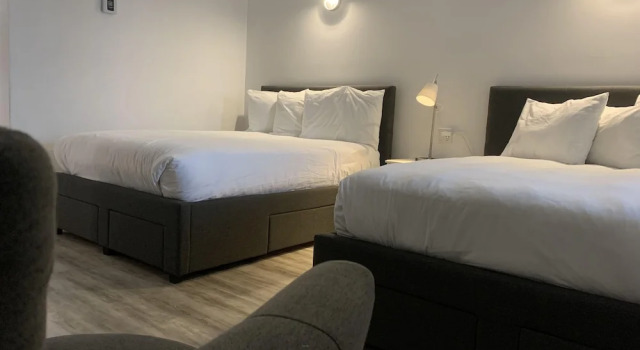 Четырёхместный номер Standard с балконом и с видом на море Hôtel Sept-Îles