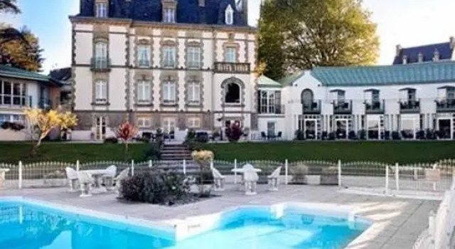 Трёхместный номер Standard с видом на море Clos de Vallombreuse, The Originals Relais