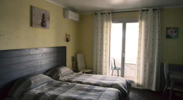 Трёхместный номер Standard с балконом Hôtel Le Dauphin Bleu
