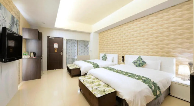 Четырёхместный номер Standard с балконом Hu Yue Lakeview Hotel