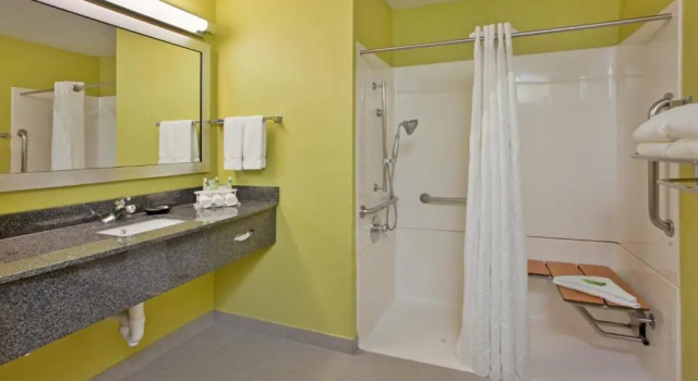 Четырёхместный номер Standard Holiday Inn Express Fremont by IHG