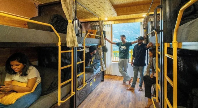 Кровать в общем номере с балконом The Hosteller Old Manali, Manu Temple