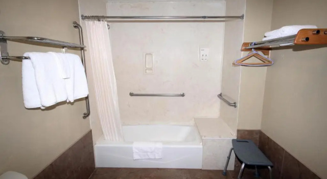 Четырёхместный номер Standard Edinburg Executive Inn