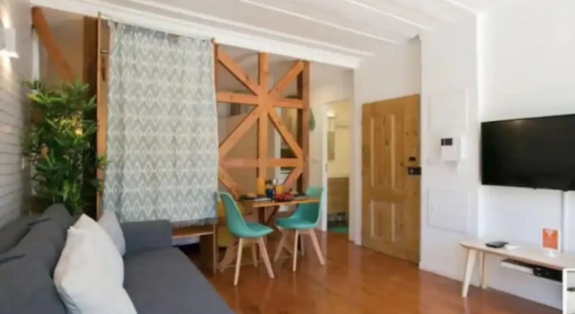 Sunny Photographer's Studio w Balcony in Alcântara, Забронировать Апартаменты/квартира Отели Лиссабона с парковкой, рядом с Порт Лиссабона, Парковка