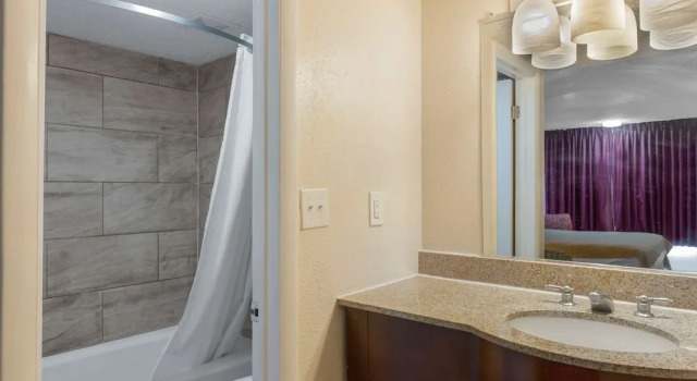 Четырёхместный номер Standard с балконом Rodeway Inn Colonial Heights I-95