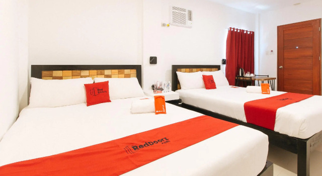 Семейный номер Deluxe RedDoorz near Mercado del Lago