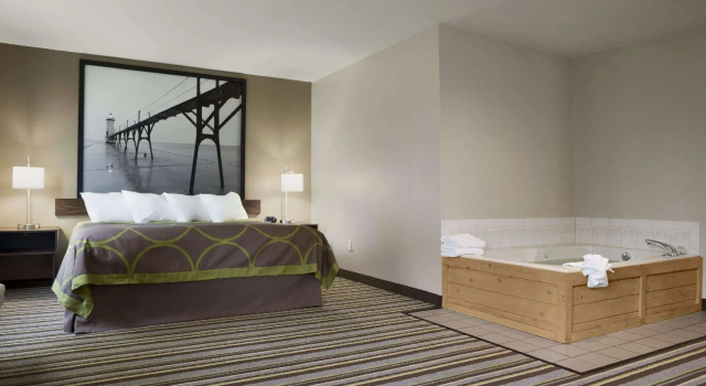 Deluxe Suite Super 8 by Wyndham Manistee