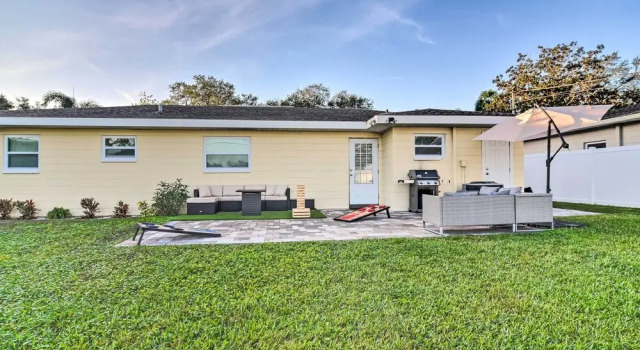 Sunny Seminole Home: Grill, Fire Pit & Fenced Yard, Book Feriehus Hoteller i Seminole med parkering, Parkering
