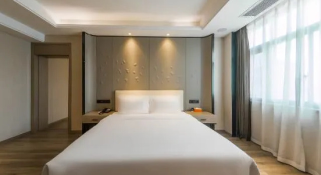 Люкс Deluxe Starway Hotel (Wuhan Hanxi First Road Subway Station)