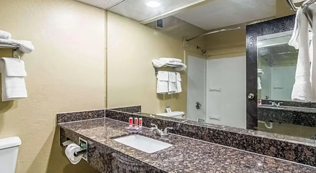 Шестиместный номер Standard Econo Lodge Darien