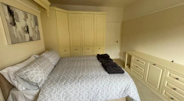 1st floor 2 bedroom apartment with park views and garden.