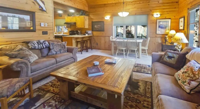 Metolius Cabin 4, Book Hotel Hoteller i Camp Sherman med parkering, Parkering