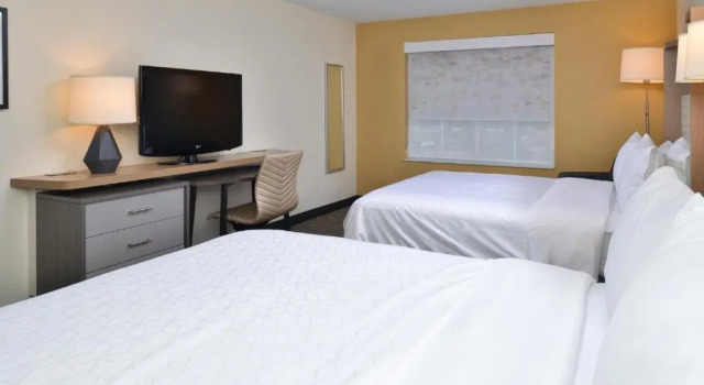 Четырёхместный номер Standard Holiday Inn Hotel & Suites Overland Park-Convention Center by IHG