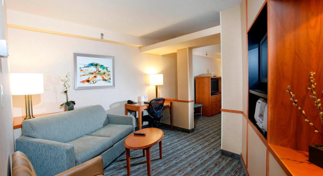 Четырёхместный семейный люкс Executive Fairfield by Marriott Inn & Suites Sudbury