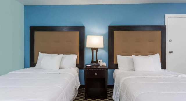 Четырёхместный номер Standard Days Inn by Wyndham Salisbury
